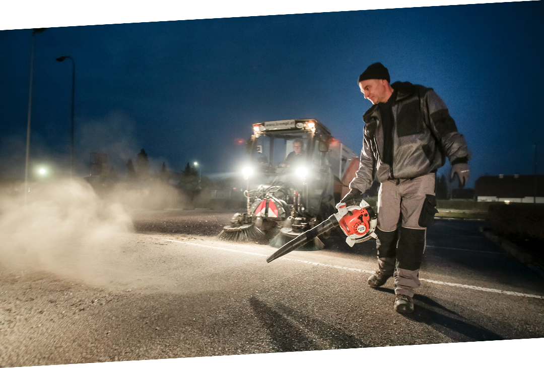 Parplatzreinigung mit Laubbläser