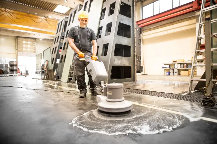 Putzfachkraft bei der Bodenreinigung