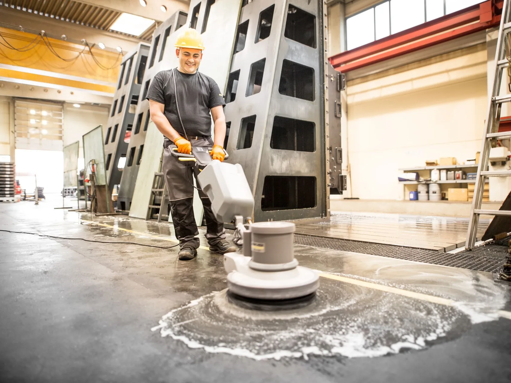 Fachkraft bei der Bodenreinigung