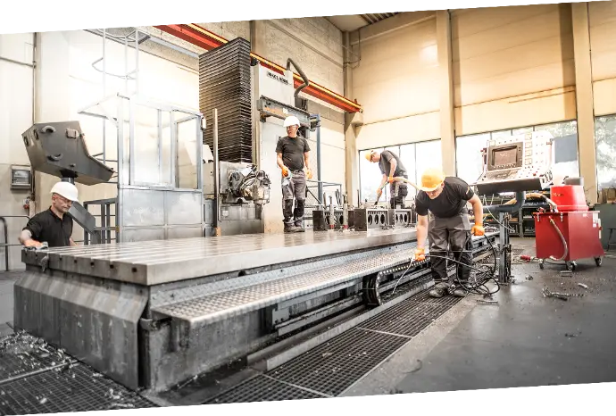 Putzfachkräfte beim putzen einer Industriemaschine