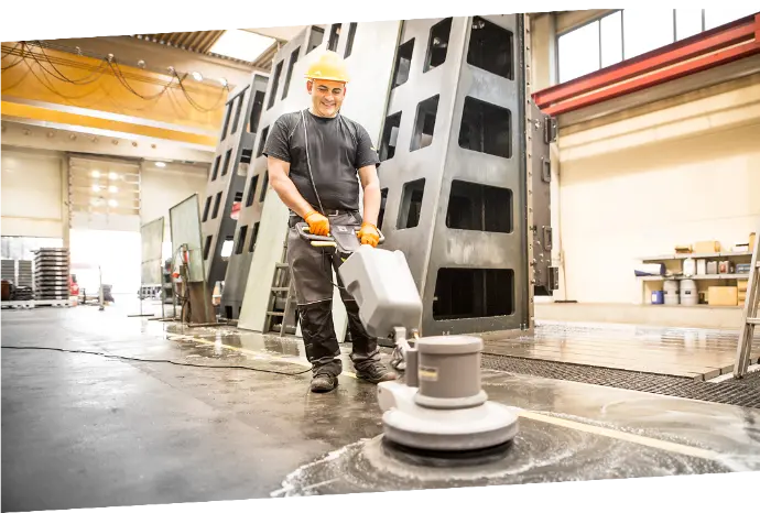 Facilityputzkraft beim Bodenreinigen