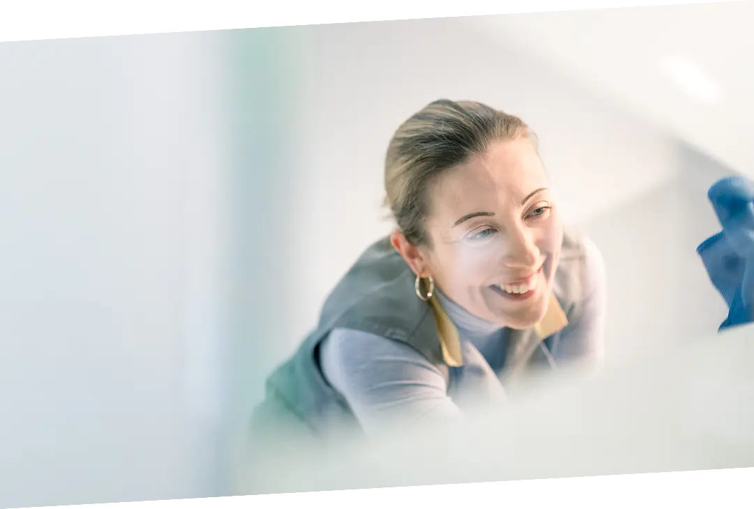 Putzfachkraft beim Scheibenputz